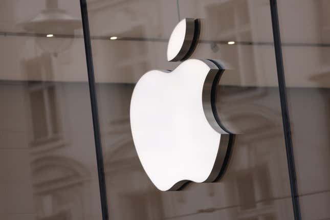 Image for article titled Sell Apple stock before it sinks another 30%, analyst says